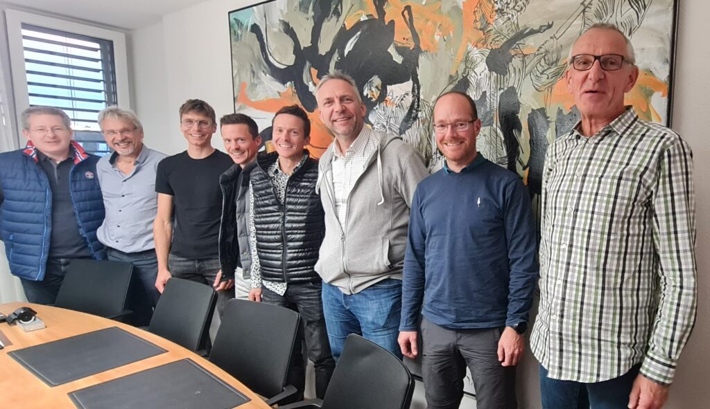 Les huit membres fondateurs d'Autovoltaic-FR réunis dans une salle de réunion